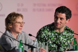 La directora Kelly Reichardt y el actor Josh O'Connor durante la presentación ante los medios informativos de la película 'The Mastermind' en el Festival de Cine de Cannes. EFE/EPA/Vitor Boyko