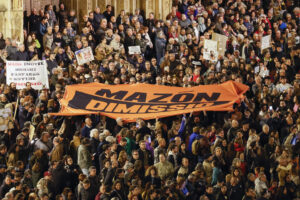 Imagen de archivo de una manifestación para pedir la dimisión del president Carlos Mazon y en homenaje a las víctimas de la dana en la ciudad de València. EFE/ Ana Escobar