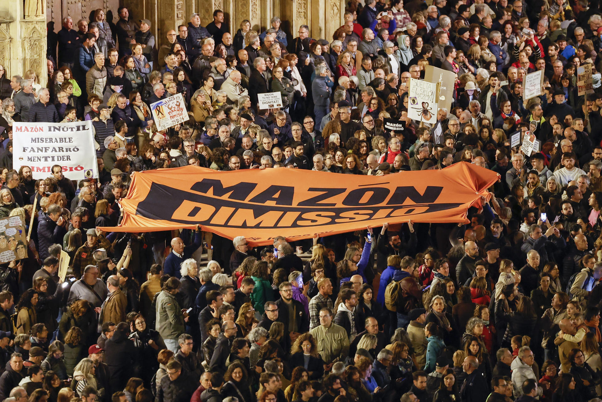 Imagen de archivo de una manifestación para pedir la dimisión del president Carlos Mazon y en homenaje a las víctimas de la dana en la ciudad de València. EFE/ Ana Escobar