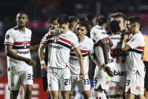 Damián Bobadilla (c), jugador de Sao Paulo. EFE/ Isaac Fontana