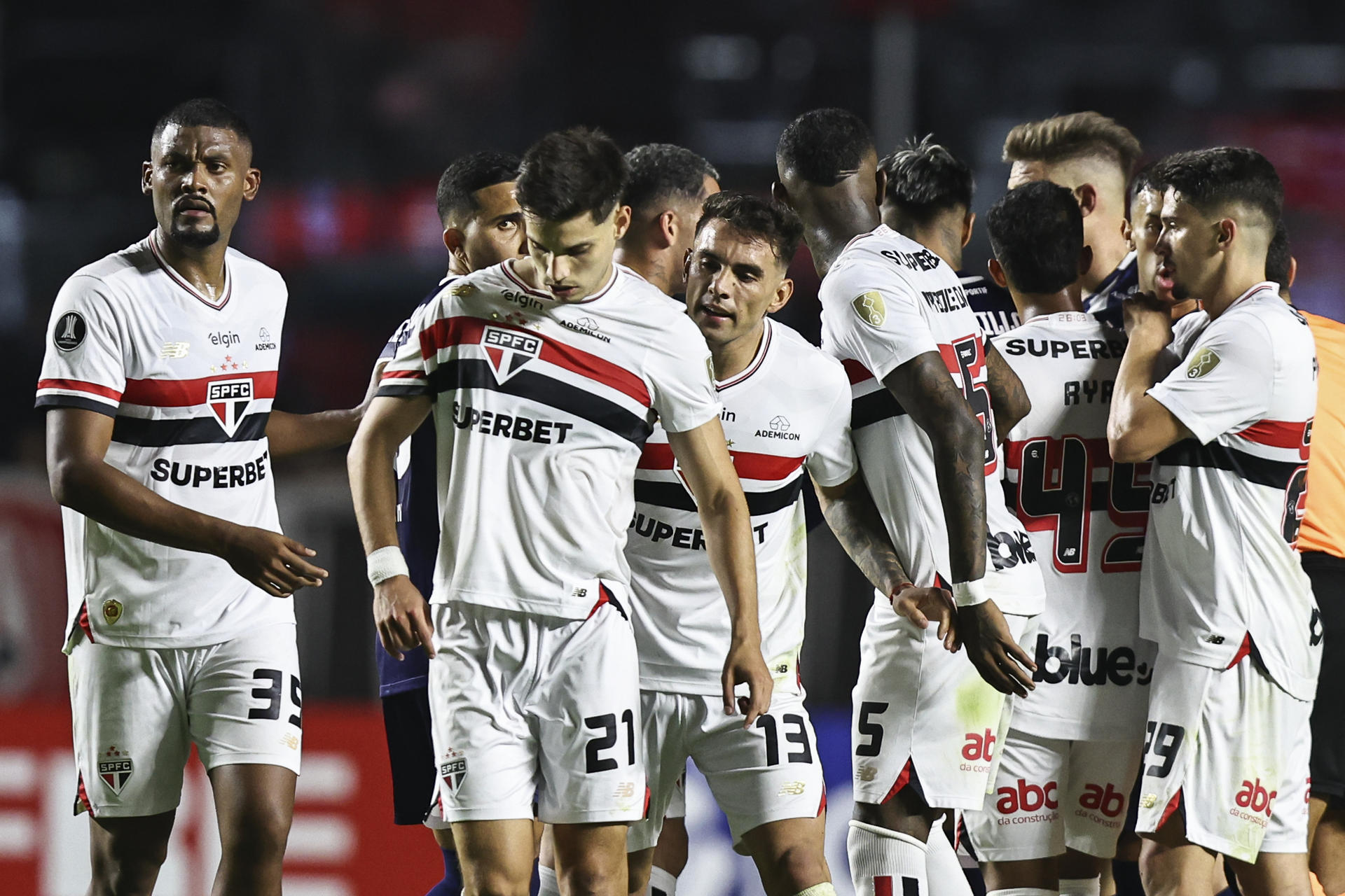 Damián Bobadilla (c), jugador de Sao Paulo. EFE/ Isaac Fontana