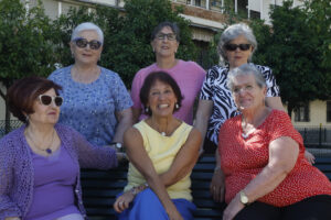 (De izq a dch y de arriba a abajo) Maricarmen Hinojosa, Julia Gutiérrez, Nati Asuero,Toñi Vidal, Maribel Cruces y Victoria Ropero, son algunas de las mujeres protagonistas del documental de Movistar Plus+, 'Ellas en la ciudad', que narra a través de sus testimonios la vida cuando llegaron a barrios de la periferia de Sevilla, desde la perspectiva de género la transformación de las ciudades en los últimos 50 años.EFE/José Manuel Vidal