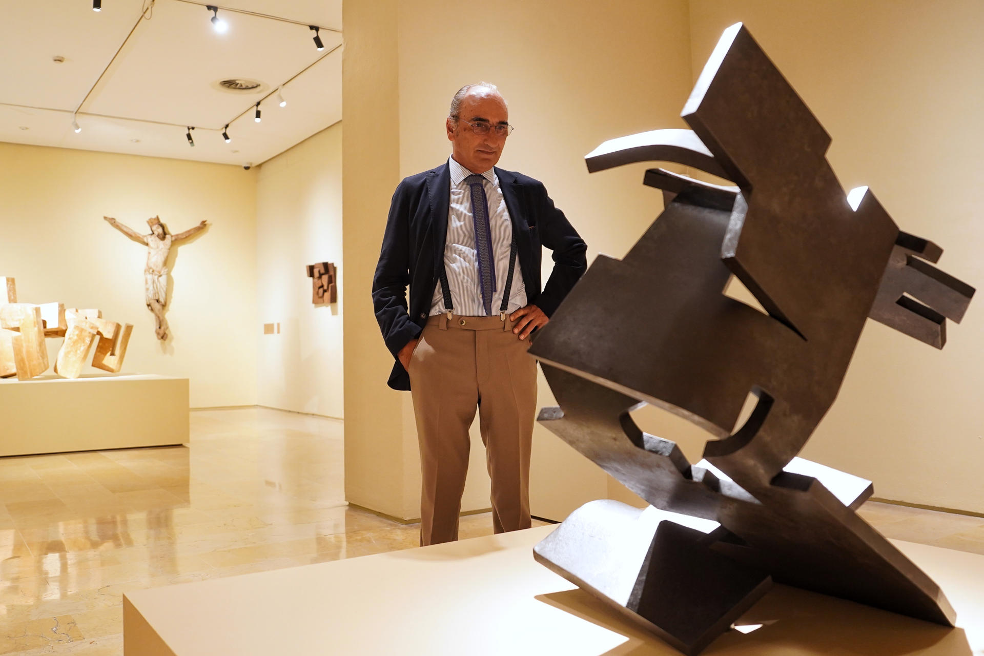 Luis Chillida , director de la Fundación Chillida-Pilar Belzunce, observa una de la de obras de Eduardo Chillida que componen la exposición "Chillida. Mística y Materia" que se muestran en el Museo Nacional de Escultura dentro de los actos programados desde el pasado año para conmemorar el centenario del autor. EFE/Nacho Gallego