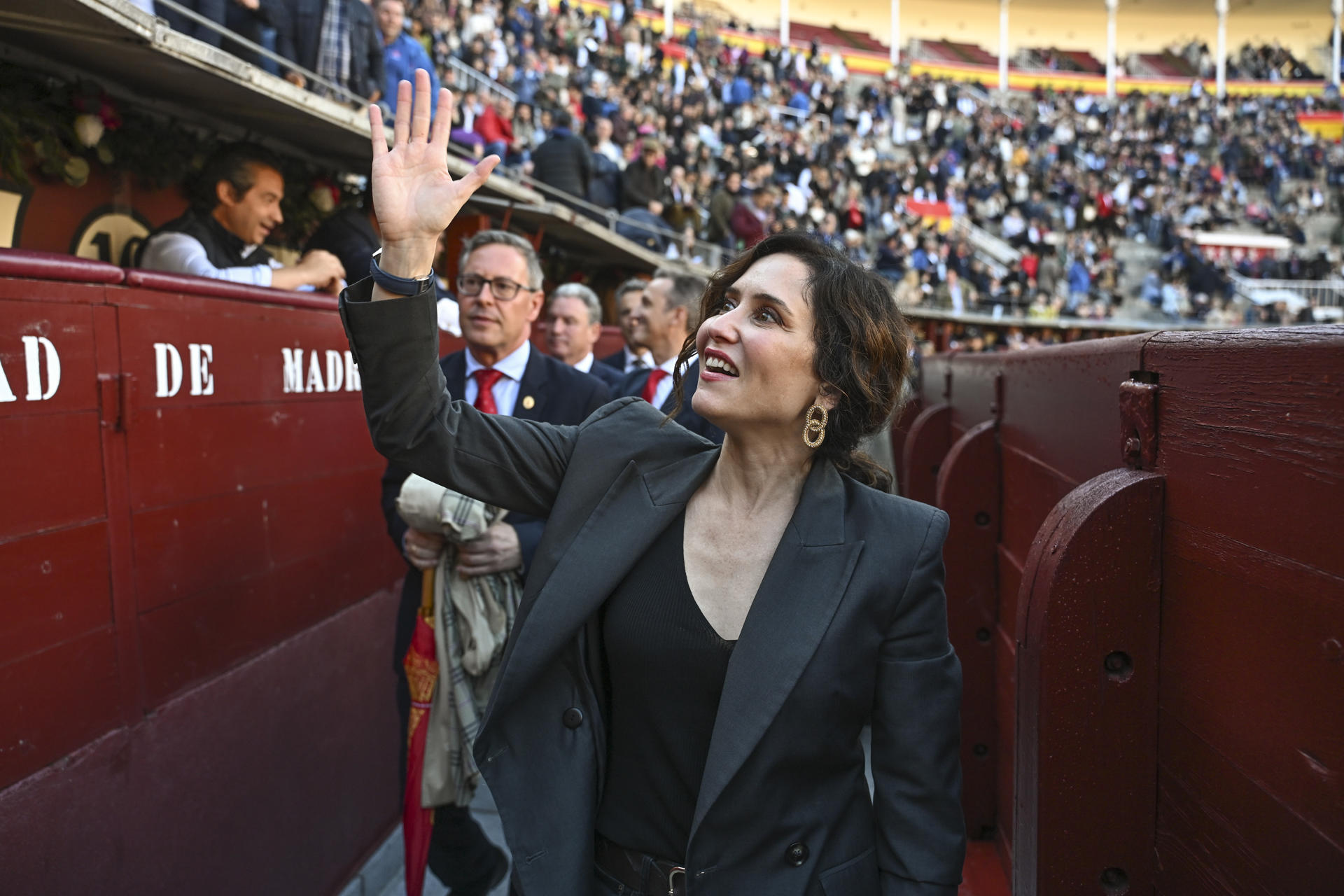 La presidenta de la Comunidad de Madrid, Isabel Díaz Ayuso (c), a su llegada para presenciar la corrida de toros goyesca del Dos de Mayo este viernes, en la plaza de toros de Las Ventas en Madrid. EFE/ Fernando Villar