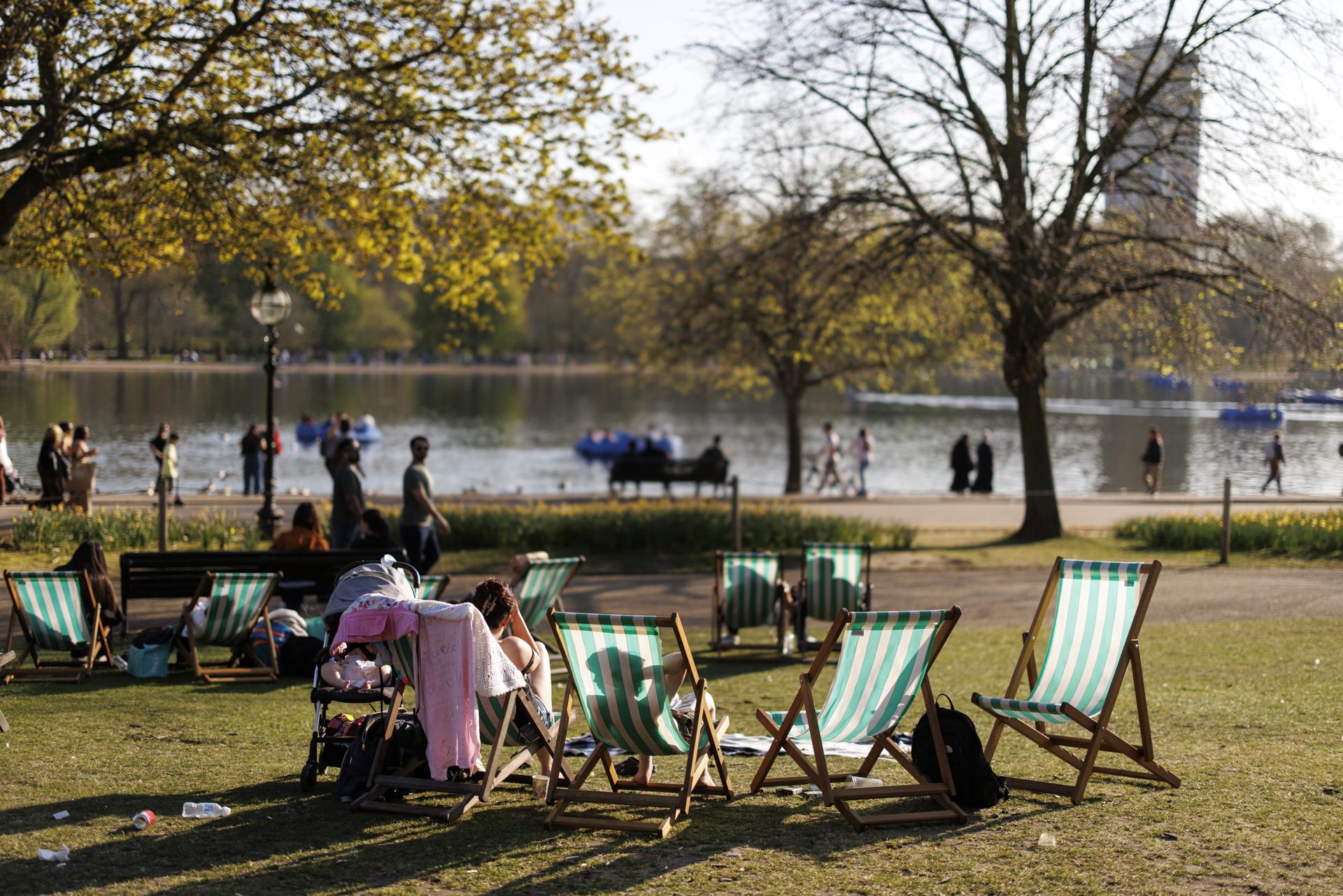 Imagen de archivo de personas tomando el sol en Hyde Park (Londres). (Reino Unido, Londres) EFE/EPA/TOLGA AKMEN