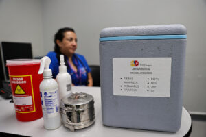 Fotografía de archivo, tomada el pasado 12 de mayo, de un punto de vacunación contra la fiebre amarilla, en una sala de servicios de salud, en el Aeropuerto Internacional Mariscal Sucre de Quito (Ecuador). EFE/José Jácome