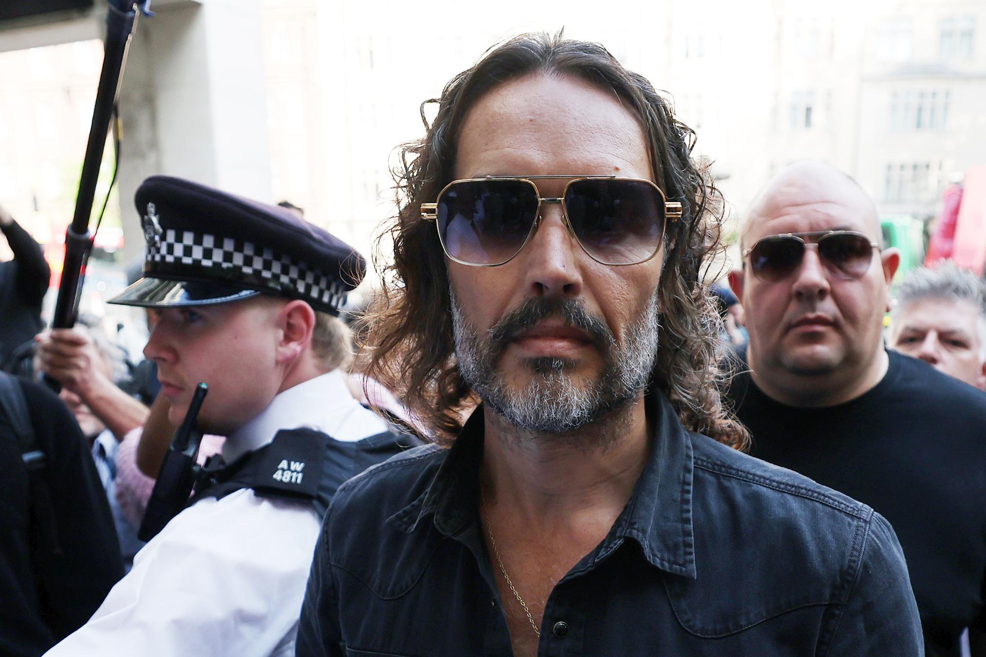 El comediante y actor británico Russell Brand este viernes a su llegada a la Corte de Magistrados de Westminster, en el centro de Londres, el 2 de mayo de 2025. EFE/EPA/ANDY RAIN