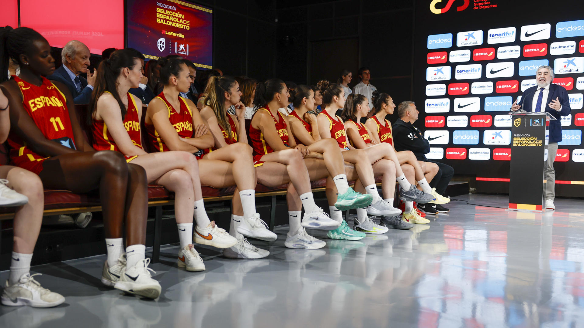 El presidente del Consejo Superior de Deportes, José Manuel Rodríguez Uribes, durante la presentación de lsa jugadoras de la selección femenina de baloncesto convocadas para el Eurobasket 2025 que se disputará del 18 al 29 de junio en República Checa, Alemania, Grecia e Italia. EFE/ Juan Carlos Hidalgo