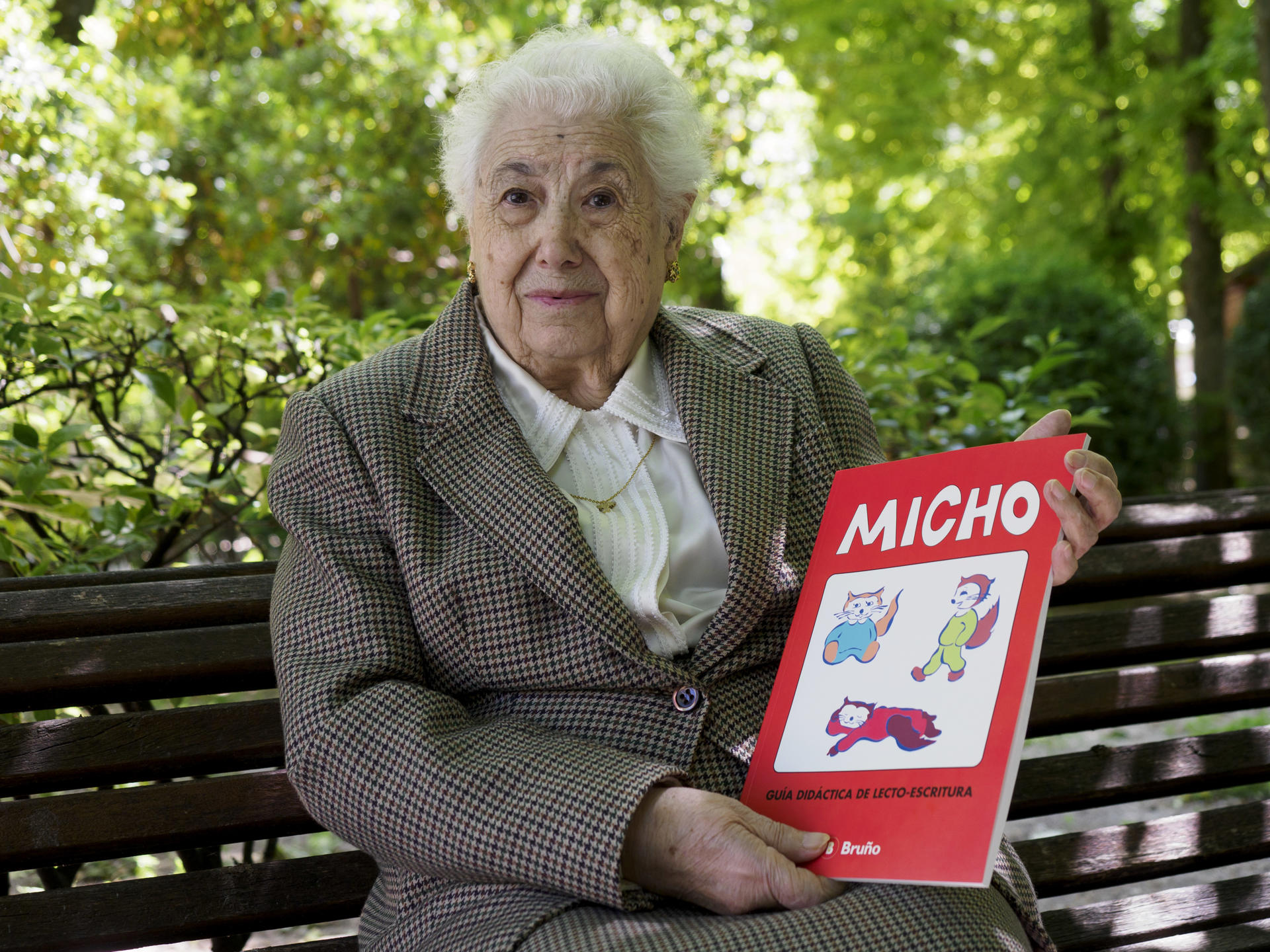 Una de las creadoras de las cartillas de lectoescritura castellana 'Micho' que han ayudado, desde Cuenca, a miles de niños desde 1981, fecha de la primera edición, posa con motivo de su nombramiento este próximo 31 de mayo, como Hijas Predilectas de Castilla-La Mancha Felisa García, Pilar Martínez-Belinchón y María Isabel Sahuquillo, ésta última a título póstumo. EFE/ Álvaro del Olmo