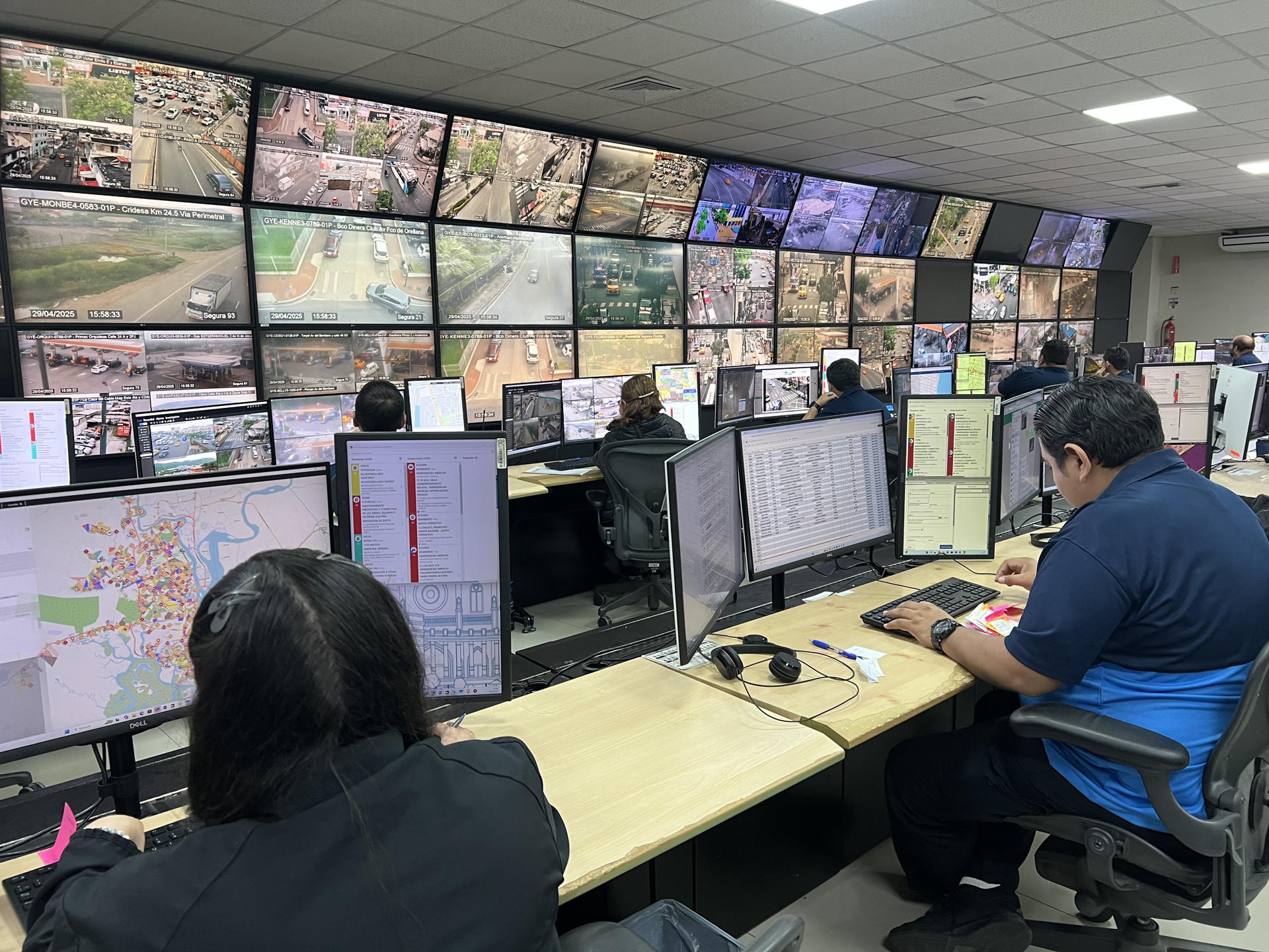 Fotografía del 29 de abril del 2025 de funcionarios trabajando en la sala de videovigilancia de Segura, en Guayaquil (Ecuador). EFE/ Cristina Bazan