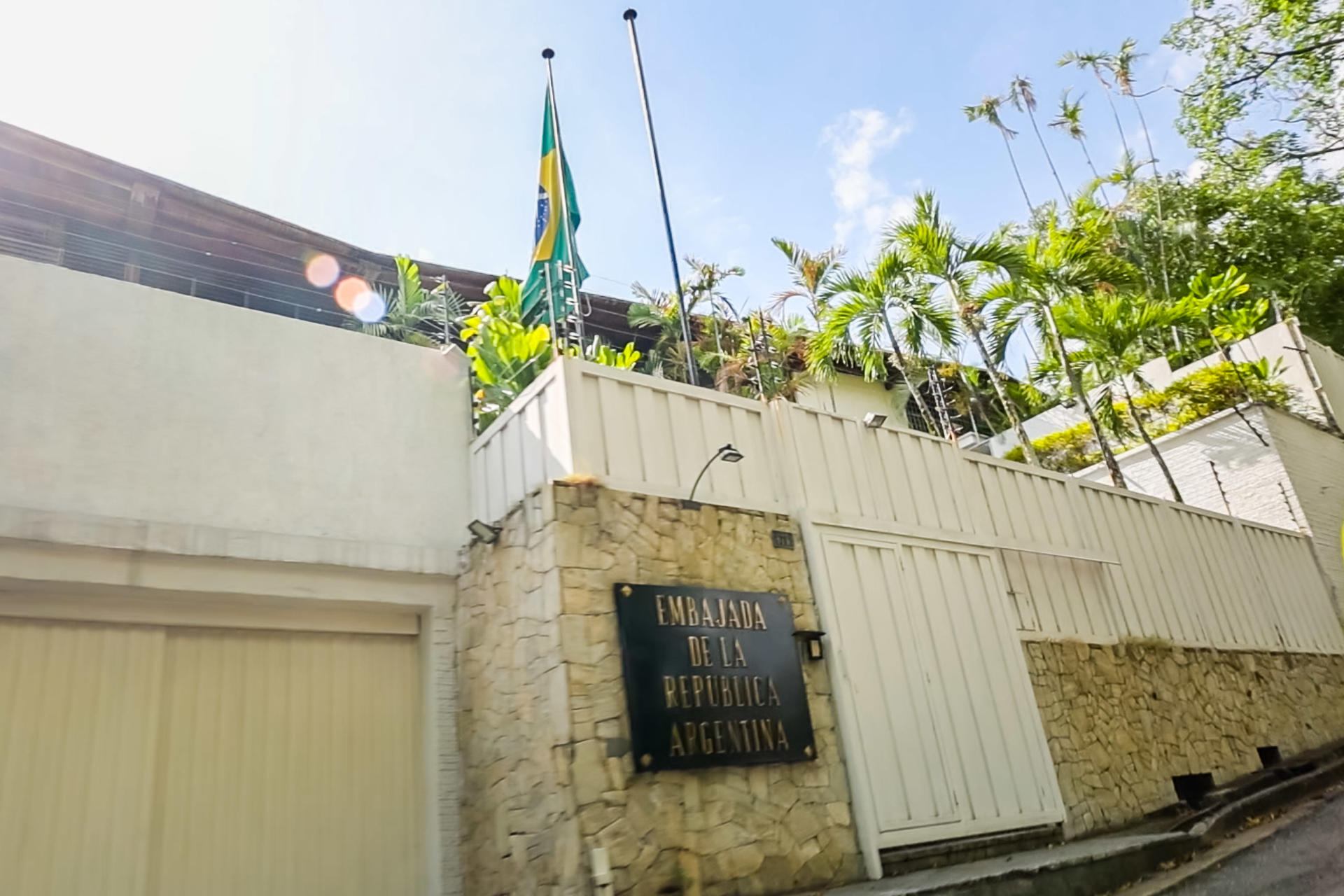 Fotografía de la fachada de la embajada de Argentina con la bandera de Brasil en Caracas (Venezuela). EFE/ Miguel Gutiérrez