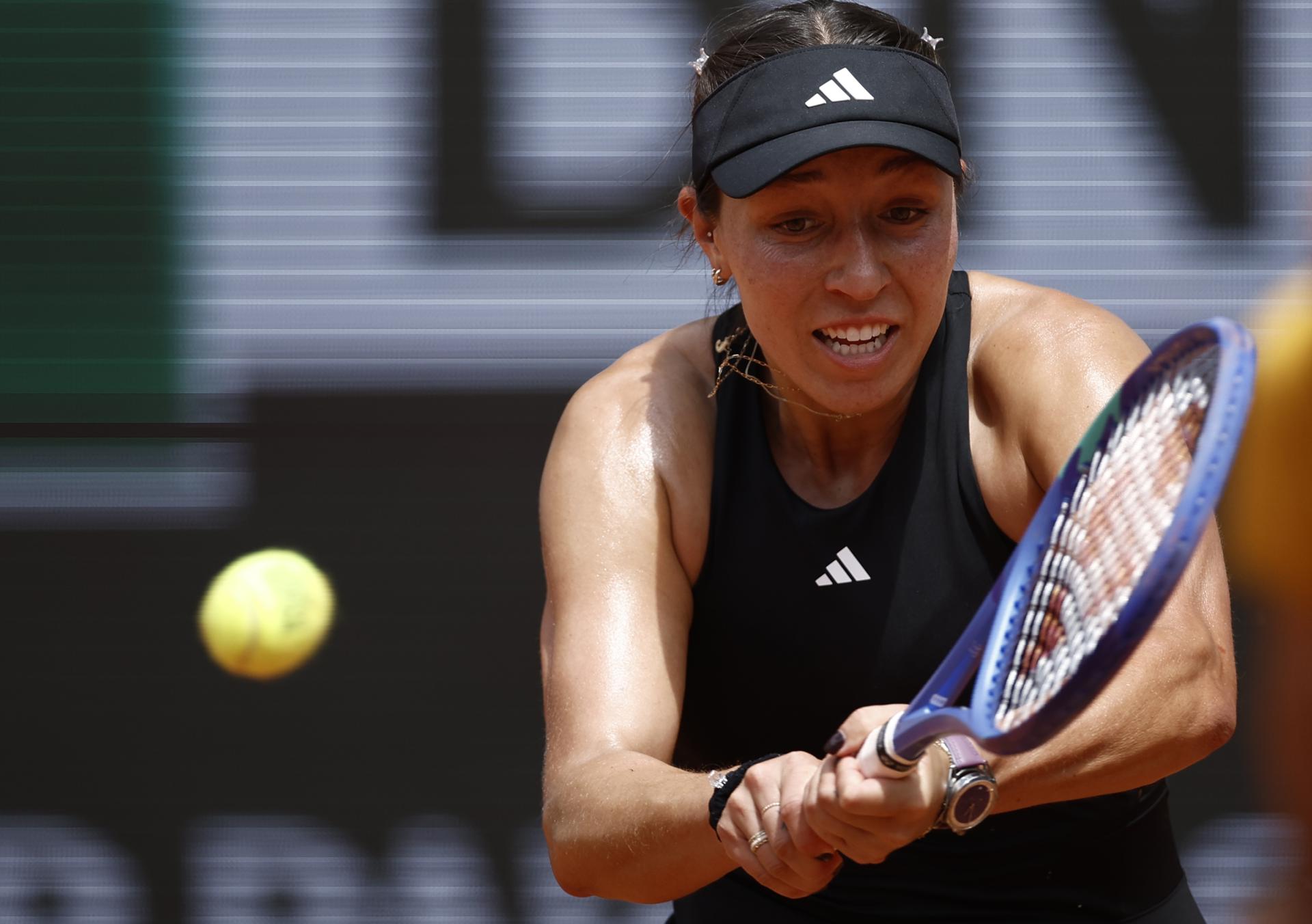 La estadounidense Jessica Pegula, en acción durante su partido de segunda ronda de Roland Garros contra su compatriota Ann Li. EFE/EPA/YOAN VALAT
```