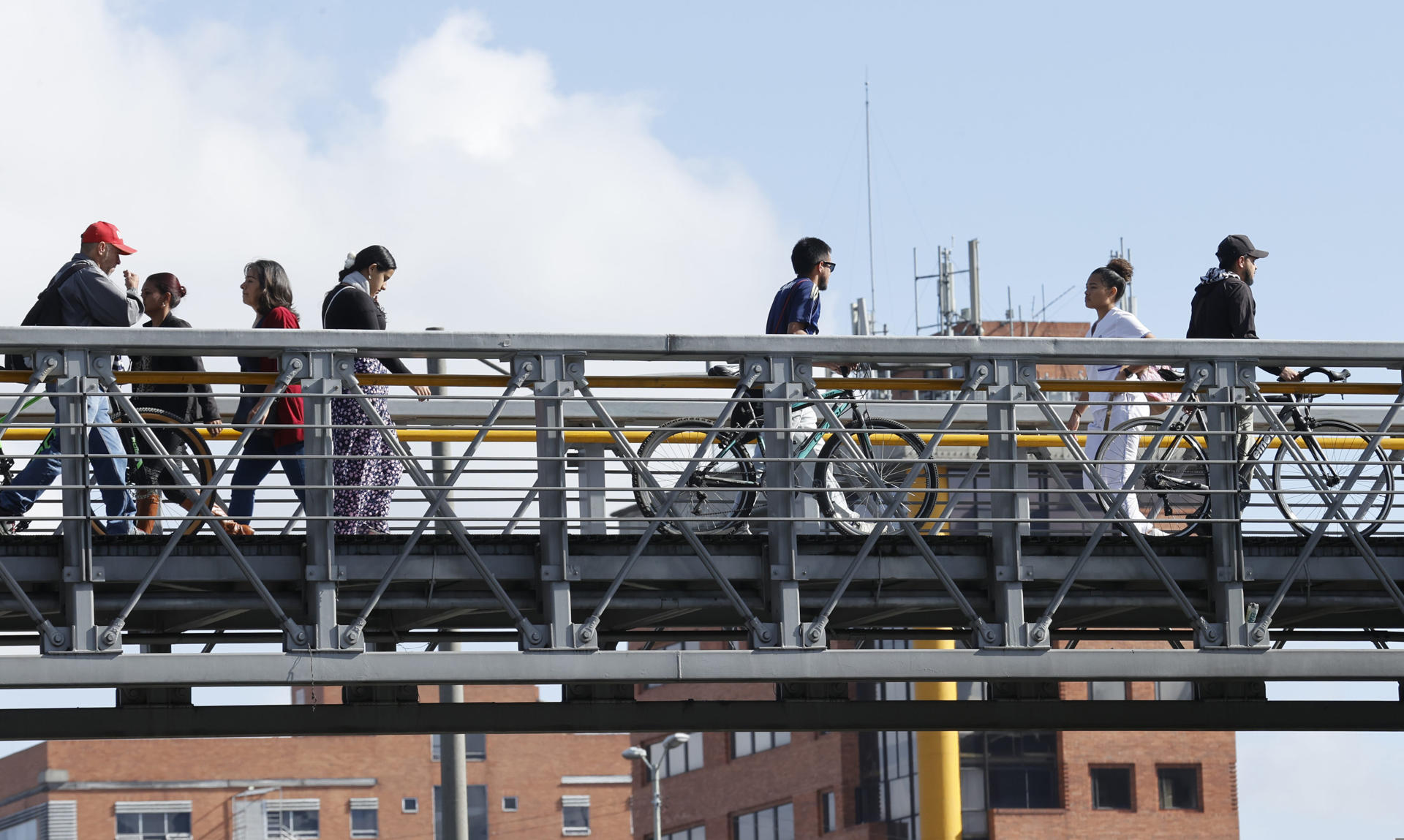 Personas caminan por un puente peatonal en Bogotá (Colombia), en una fotografía de archivo. EFE/ Mauricio Dueñas Castañeda