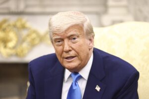 El presidente de Estados Unidos, Donald Trump, reiteró este miércoles, durante una reunión con su homólogo sudafricano, Cyril Ramaphosa, su teoría de que la minoría blanca afrikáner es objeto de una persecución en Sudáfrica, y solicitó una "explicación" al respecto. EFE/EPA/JIM LO SCALZO
