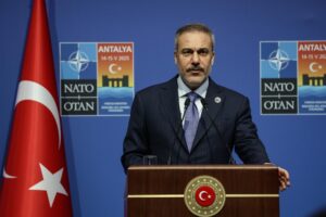 El ministro de Asuntos Exteriores de Turquía, Hakan Fidan, al intervenir este jueves, 15 de mayo, en una conferencia de prensa después de una reunión informal de ministros de Asuntos Exteriores de la Organización del Tratado del Atlántico Norte (OTAN), en Antalya (Turquía). EFE/Erdem Sahin
