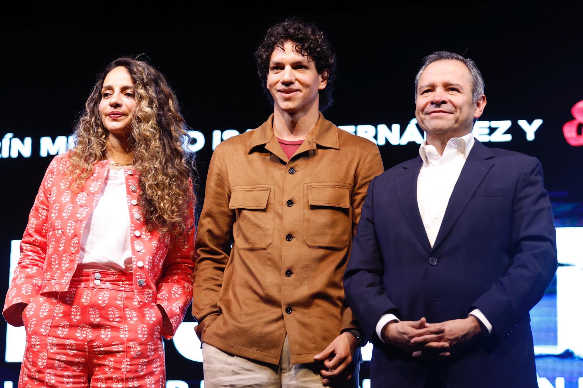 La directora de Soul Arts Productions, Emilia Hernández (i), el bailarín mexicano Isaac Hernández (c), y el director general de Banamex, Manuel Romo, posan durante una rueda de prensa este martes, en Ciudad de México (México). EFE/ Sáshenka Gutiérrez
