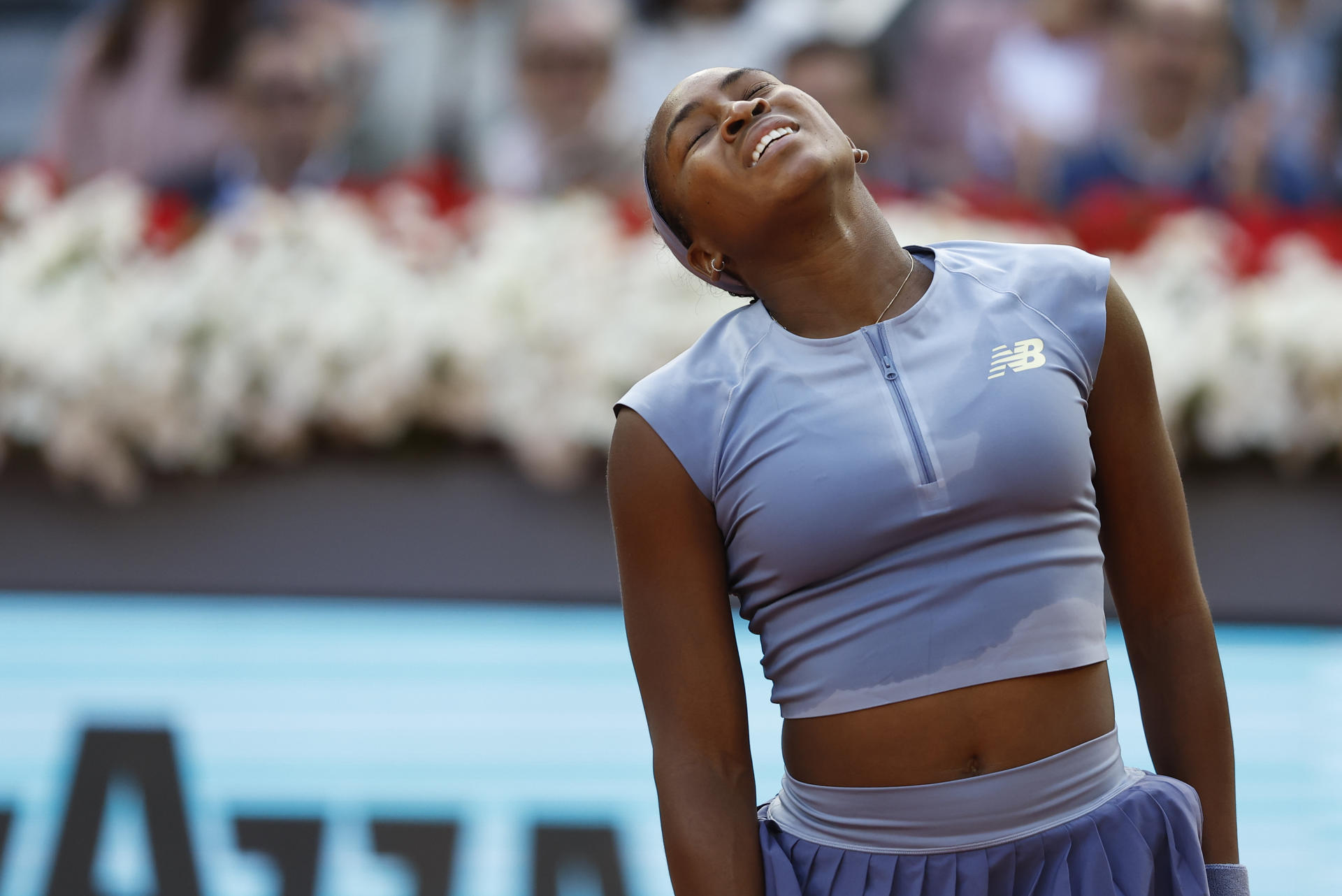 La tenista estadounidense Coco Gauff reacciona ante la bielorrusa Aryna Sabalenka, durante la final del Mutua Madrid Open de tenis que se disputó en la Caja Mágica, en Madrid. EFE/Chema Moya