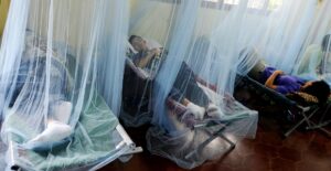 Fotografía de archivo de un grupo de ciudadanos hondureños diagnosticados con dengue, al ser atendidos en el centro de salud Alonzo Suazo, en Tegucigalpa (Honduras). EFE/Gustavo Amador