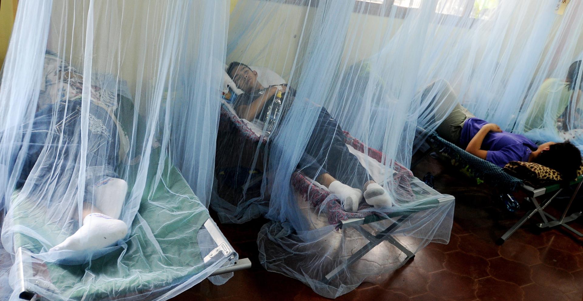 Fotografía de archivo de un grupo de ciudadanos hondureños diagnosticados con dengue, al ser atendidos en el centro de salud Alonzo Suazo, en Tegucigalpa (Honduras). EFE/Gustavo Amador