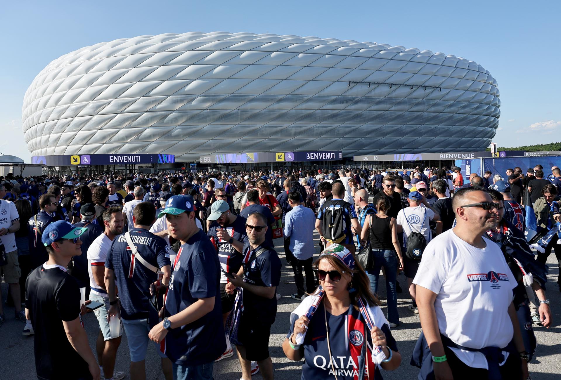Aficionados de PSG e Inter en Múnich, Alemania. EFE/EPA/RONALD WITTEK