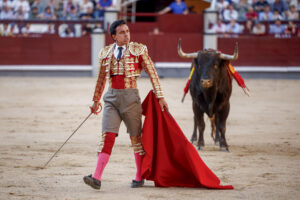 El diestro colombiano Juan de Castilla durante la corrida de la Feria de San Isidro que se celebra este martes, en la plaza de toros de Las Ventas, en Madrid. EFE/ Daniel González