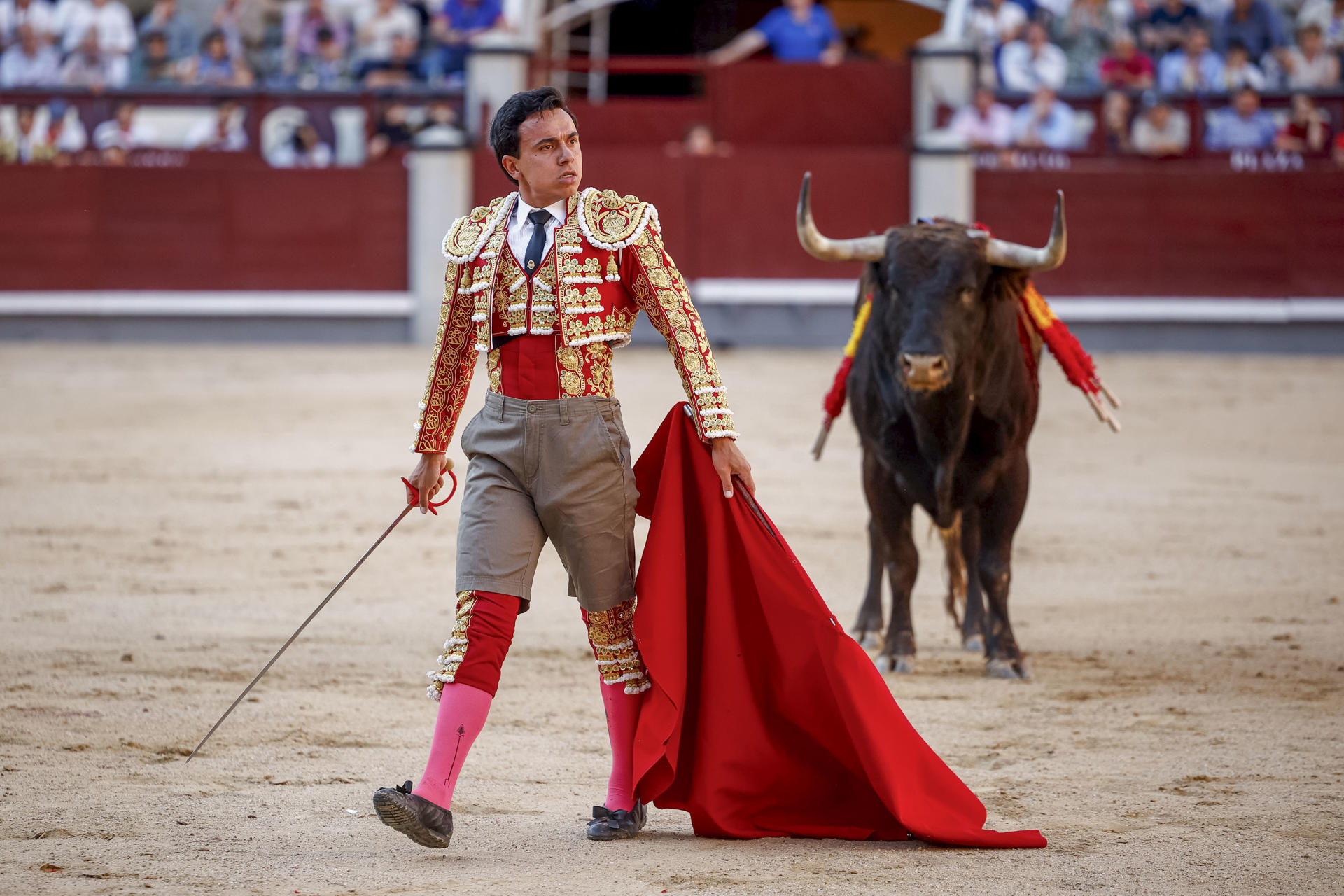El diestro colombiano Juan de Castilla durante la corrida de la Feria de San Isidro que se celebra este martes, en la plaza de toros de Las Ventas, en Madrid. EFE/ Daniel González