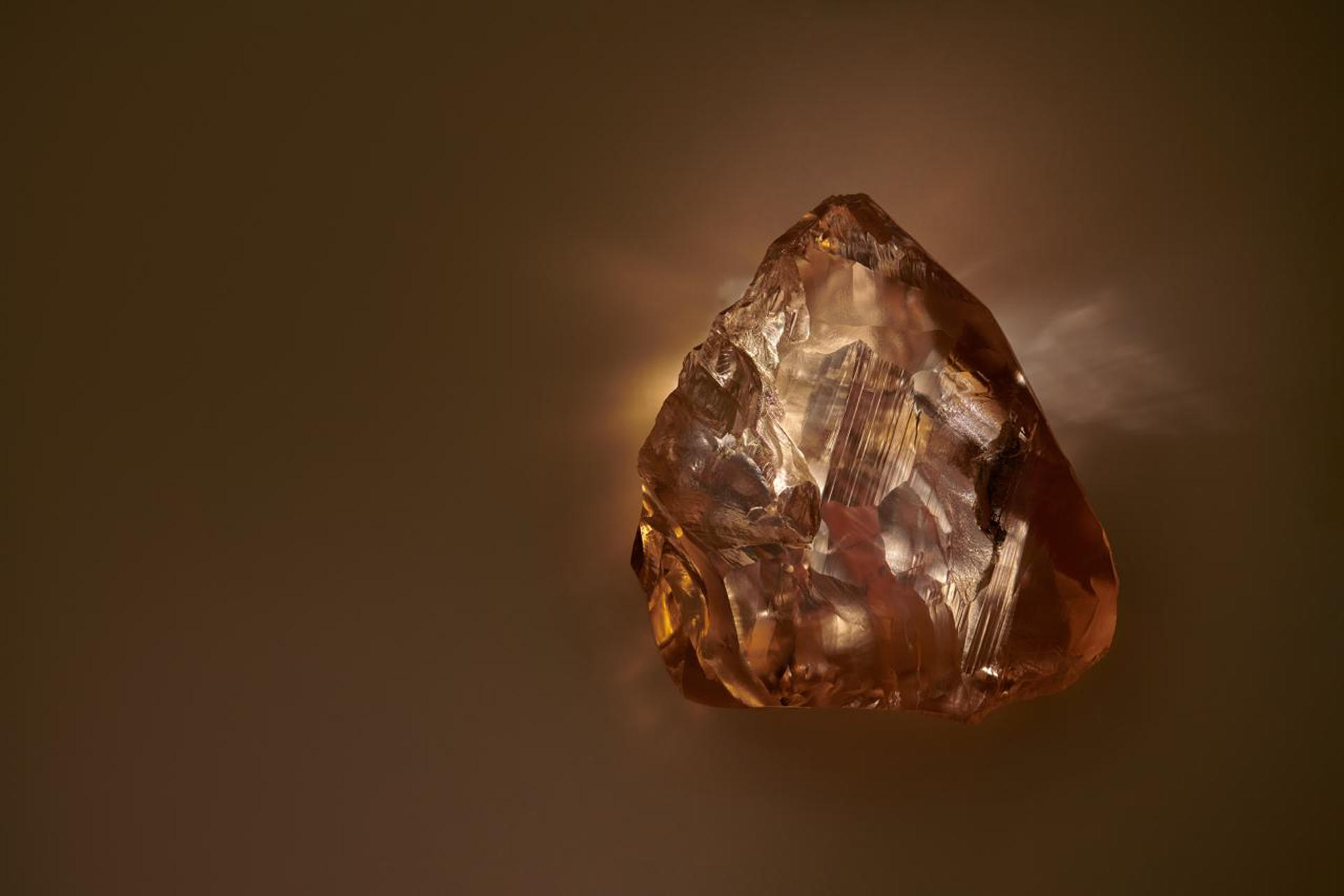 La sancionada empresa rusa Alrosa, la mayor productora de diamantes del mundo, anunció hoy el hallazgo del mayor diamante de calidad de joyería en Rusia, que dedicó al 80º aniversario de la victoria del Ejército rojo sobre la Alemania nazi. "ALROSA extrajo el diamante de calidad de joyería más grande en Rusia. El brillante de 468,30 quilates, de un fantástico color ámbar y dimensiones de 56x54x22 milímetros, fue hallado en Yakutia", informó el director de la empresa, Pável Marínichev, en un comunicado publicado en el portal oficial de la compañía. La empresa destacó el simbolismo de que el diamante "haya sido extraído en el año del 80º aniversario de la victoria".-EFE/Alrosa***SOLO USO EDITORIAL/SOLO DISPONIBLE PARA ILUSTRAR LA NOTICIA QUE ACOMPAÑA (CRÉDITO OBLIGATORIO)***
