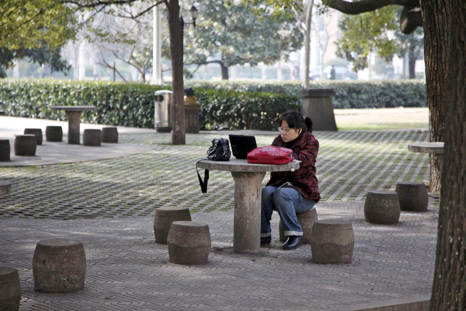 Una estudiante usa su ordenador en el campus de una Universidad de Shanghái (China), en una imagen de archivo. EFE/Qilai Shen