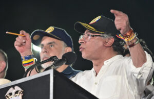 Fotografía cedida por la Presidencia de Colombia del mandatario colombiano, Gustavo Petro (d). EFE/ Presidencia de Colombia