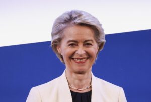 La presidenta de la Comisión Europea, Ursula von der Leyen, asiste a la ceremonia del Premio Carlomagno Internacional (Karlspreis) 2025 en Aquisgrán, Alemania, el 29 de mayo de 2025. 
 EFE/EPA/THILO SCHMUELGEN / POOL