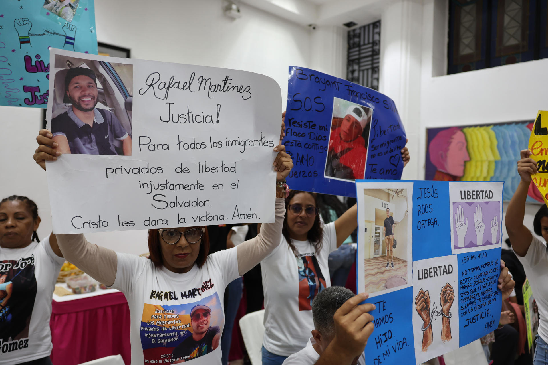 Familiares de venezolanos detenidos en El Salvador se manifiestan durante una rueda de prensa este jueves en Caracas (Venezuela). EFE/ Miguel Gutiérrez