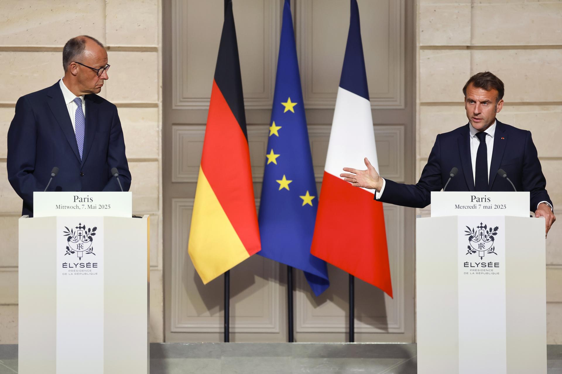 El canciller alemán Friedrich Merz (I) y el presidente francés Emmanuel Macron asisten a una conferencia de prensa conjunta en el Palacio del Elíseo en París, Francia, el 07 de mayo de 2025. El canciller alemán visita Francia y Polonia al día siguiente de su elección. (Francia, Alemania, Polonia) EFE/EPA/LUDOVIC MARIN / POOL MAXPPP OUT