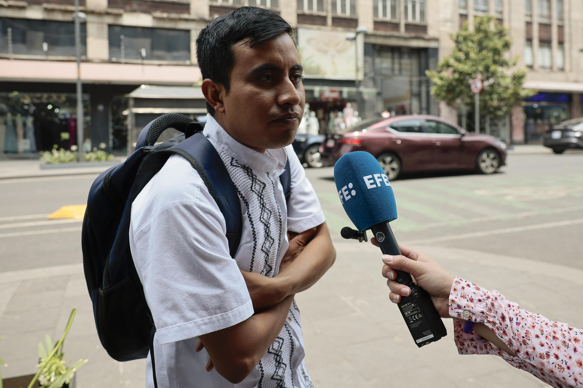 El abogado Víctor Hugo Buendía habla durante una entrevista con EFE este jueves, en Ciudad de México (México). EFE/ José Méndez