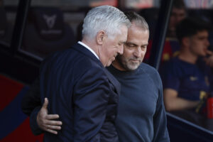 El entrenador del Barcelona Hansi Flick saluda al del Real Madrid, Carlo Ancelotti, antes del partido de la jornada 35 de LaLiga. EFE/Alberto Estévez