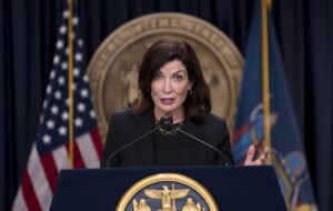 Fotografía de archivo de la gobernadora del estado de Nueva York, Kathy Hochul, durante un acto público en Manhattan (NY, EE.UU.). EFE/Justin Lane