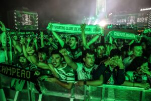 Aficionados, pertrechados con bufandas, camisetas y banderas del Sporting en Lisboa. EFE/EPA/NUNO VEIGA