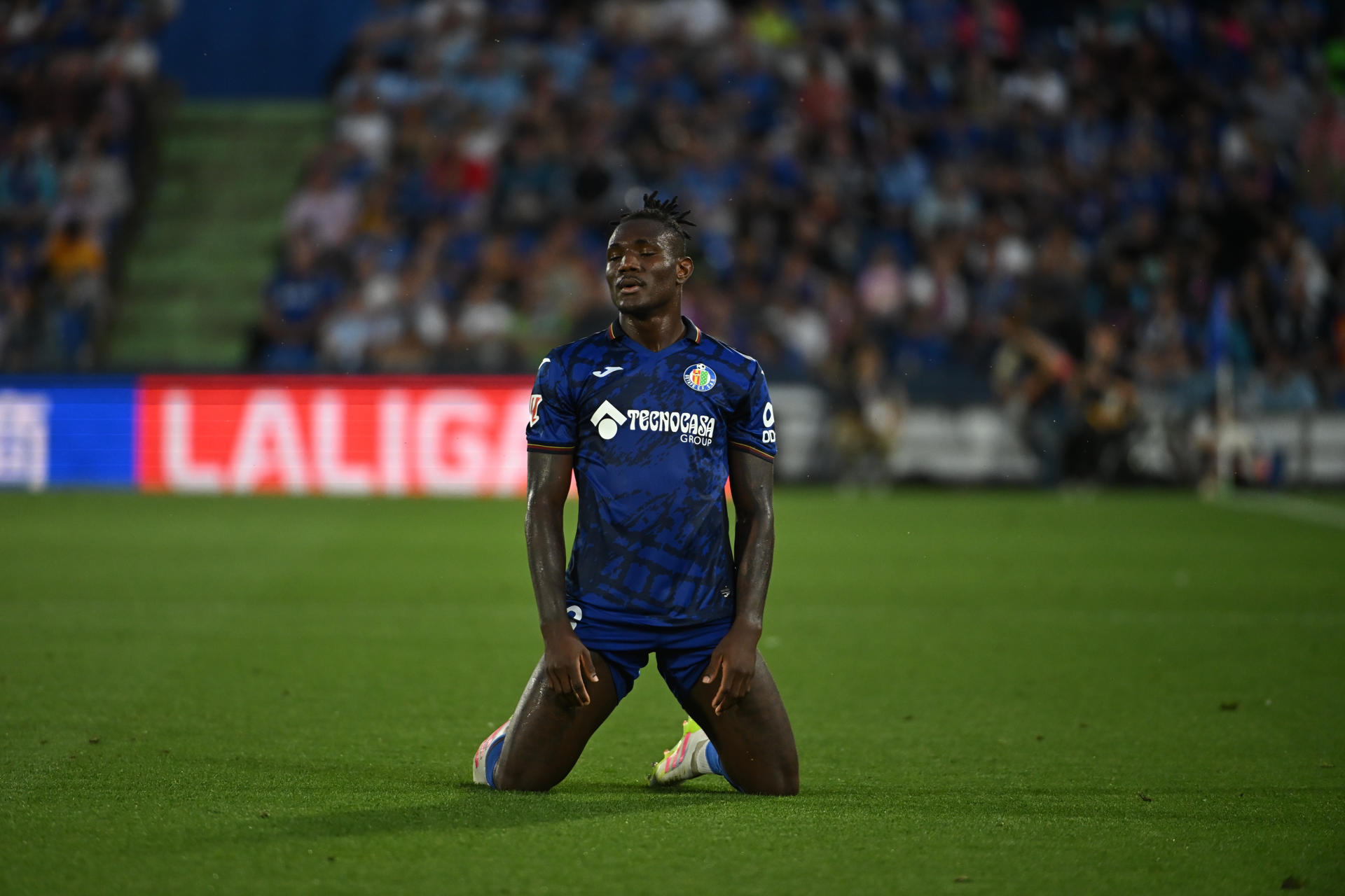 El centrocampista del Getafe Uche durante el encuentro correspondiente a la jornada 38 de LaLiga EA Sports entre el Getafe y el Celta de Vigo en el estadio Coliseum en Getafe (Madrid), este sábado. EFE/ Fernando Villar