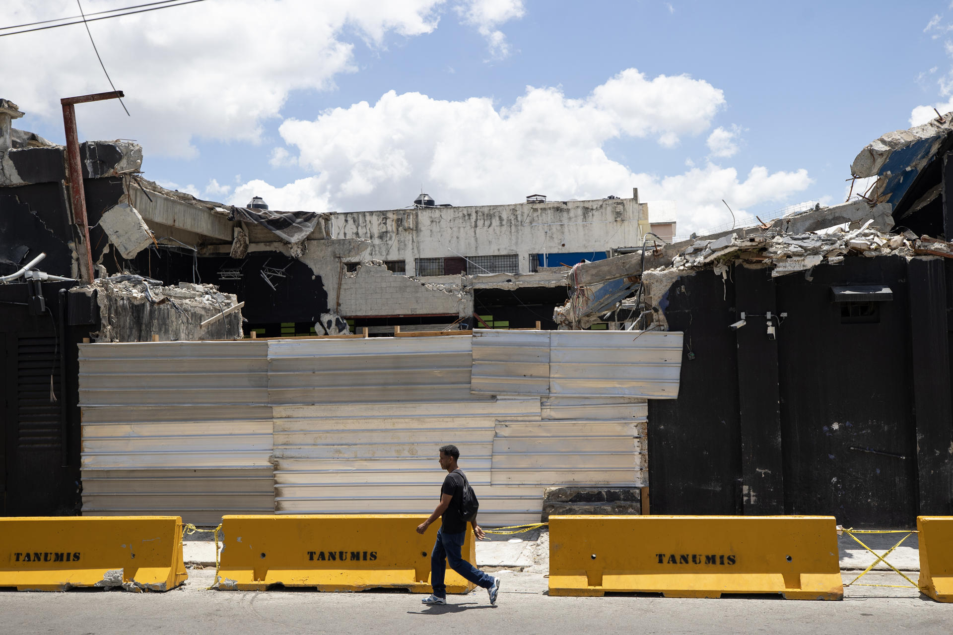 Un hombre camina junto a las ruinas de la discoteca Jet Set este jueves, en Santo Domingo (República Dominicana). EFE/ Orlando Barría