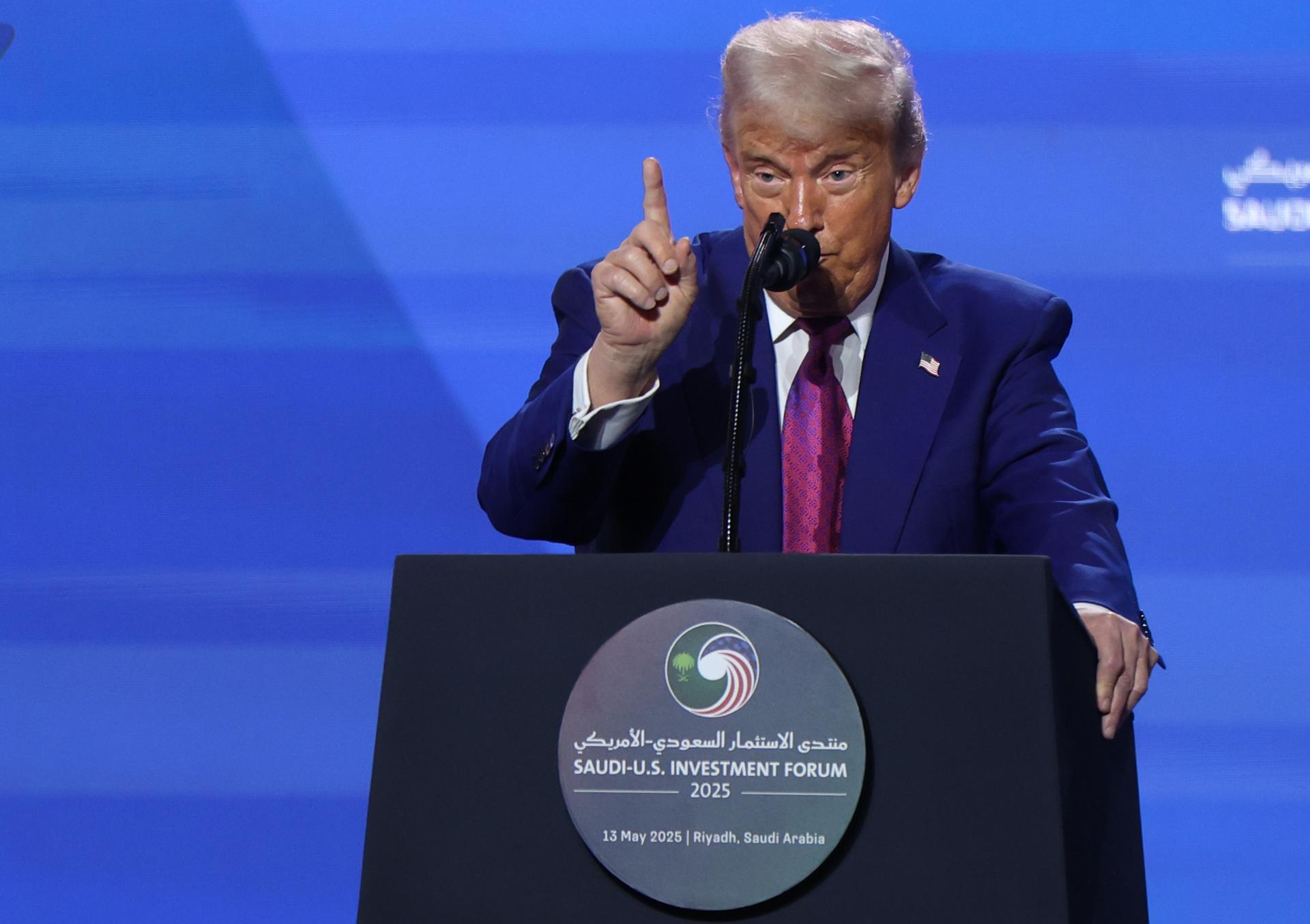 El presidente de Estados Unidos, Donald Trump, insistió al presidente de la Reserva Federal (Fed), Jerome Powell, para que reduzca los tipos de interés. EFE/EPA/ALI HAIDER