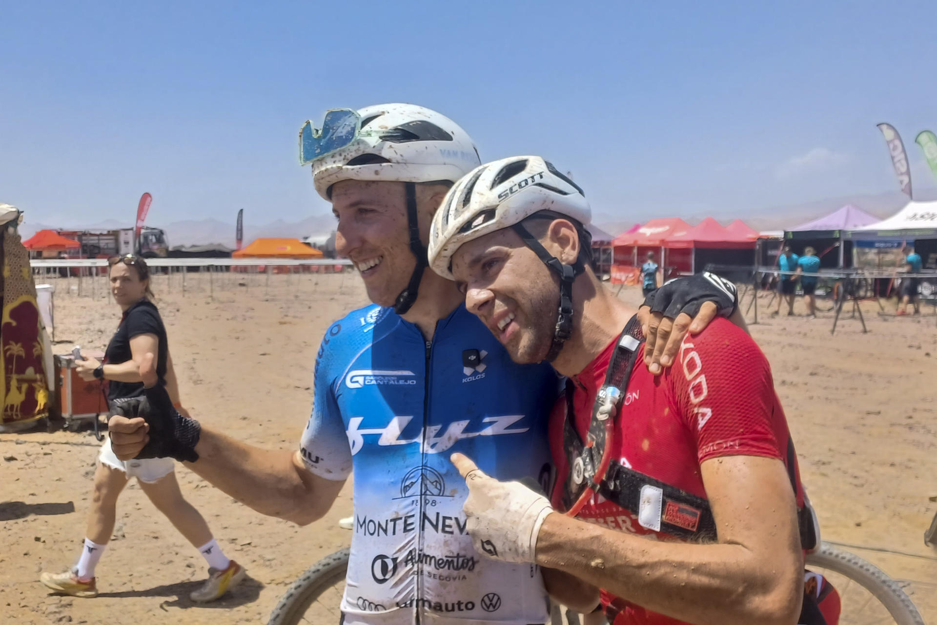 El líder Fran Herrero (d) y el ganador de la etapa Noel Martin posan este miércoles, tras la segunda etapa del Titan Desert Marruecos en Ait Ben Said. El abulense Noel Martín (Blyz), doble campeón mundial de tándem y medallista de bronce olímpico en Tokio 2020 de la modalidad, se coló en la fiesta de los favoritos y sorprendió con un alarde de valentía para imponerse en la segunda etapa de la Titan Desert Marruecos en duelo directo con el 'expro' Luis Ángel Maté.EFE/ Carlos De Torres