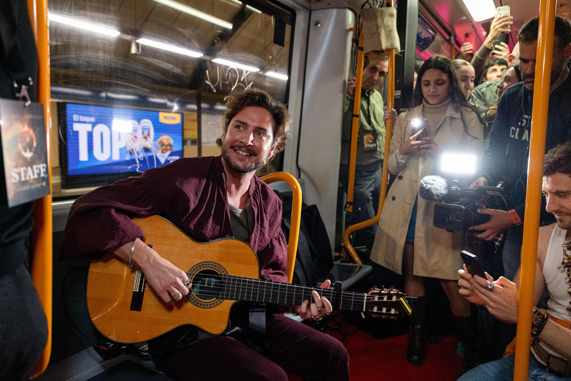 El cantante Manuel Carrasco durante el acto por el lanzamiento del disco Pueblo Salvaje , este jueves en el Metro de Ciudad Universitaria, en Madrid. EFE/ Daniel González