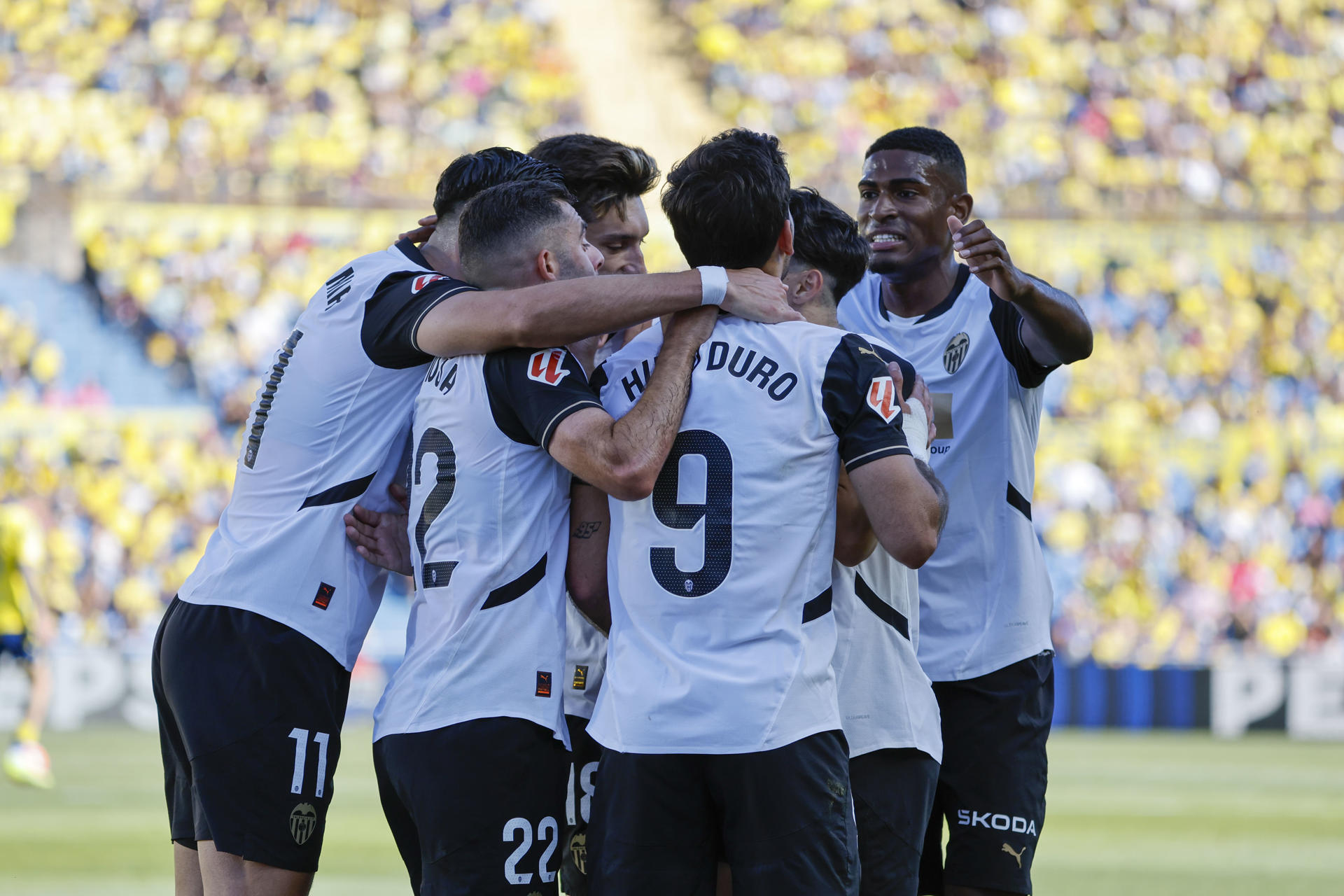 El delantero del Valencia Hugo Duro (2-d) celebra tras marcar ante Las Palmas, durante el partido de LaLiga de fútbol que UD Las Palmas y Valencia CF disputaron en el Estadio de Gran Canaria. EFE/Elvira Urquijo