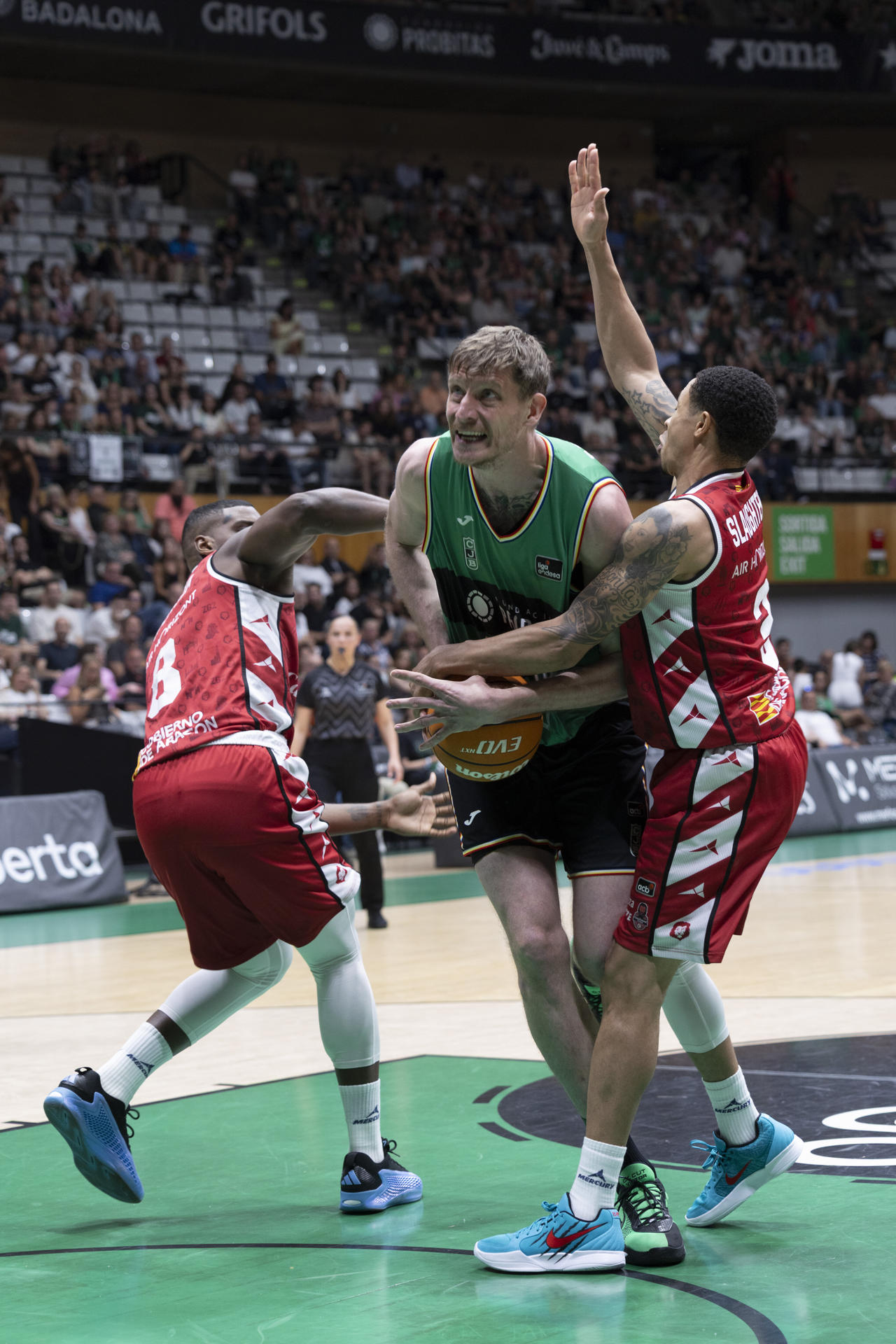 El jugador del Joventut Badalona, Pustovyi junto a los del Casademont Zaragoza, Slaughter (d) y Encía (i) este sábado, en el partido correspondiente de la jornada 33 de la liga Endesa en Badalona. EFE/ Marta Pérez