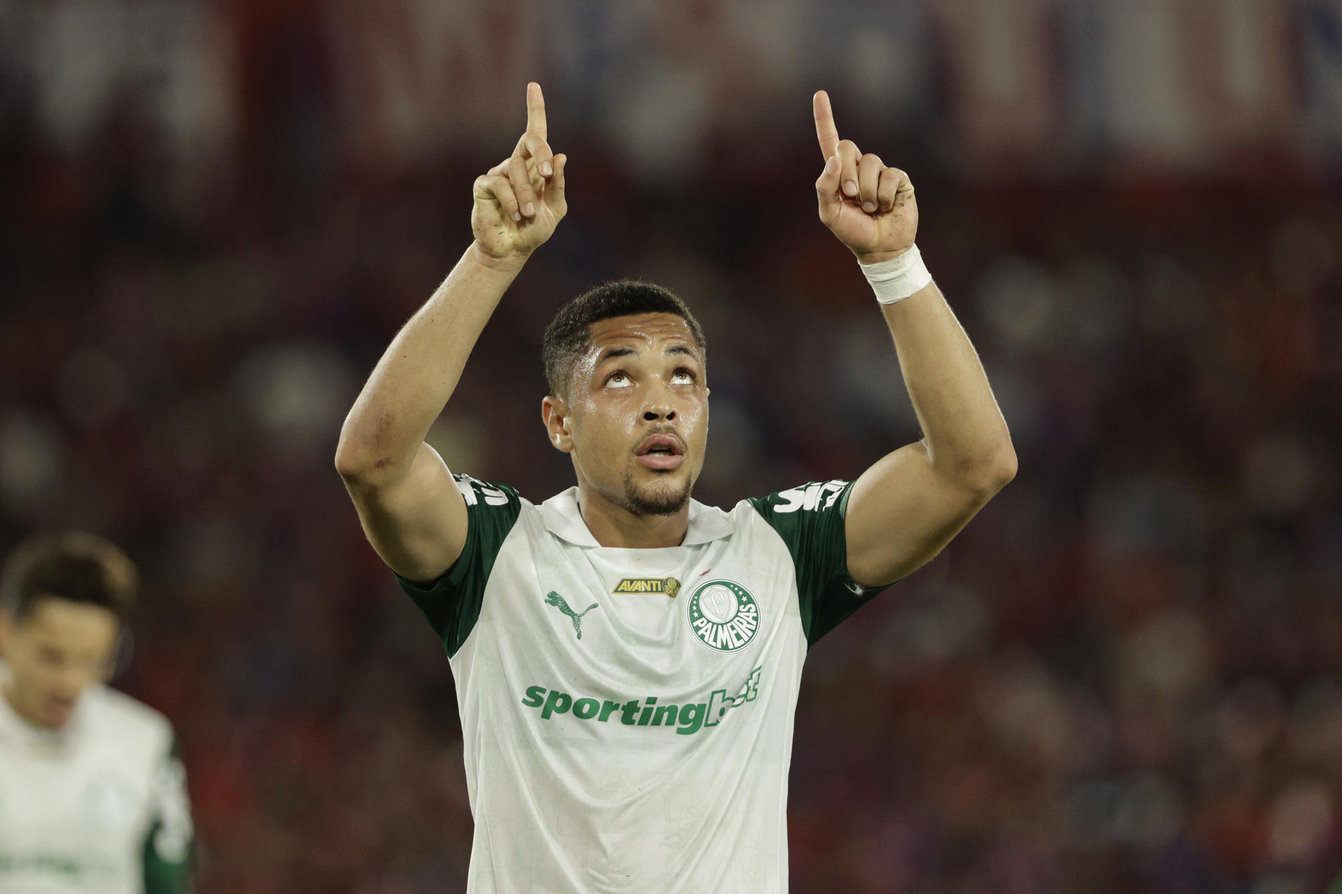 Vitor Roque de Palmeiras celebra tras anotar un gol en un partido de la fase de grupos de la Copa Libertadores . EFE/ Juan Pablo Pino