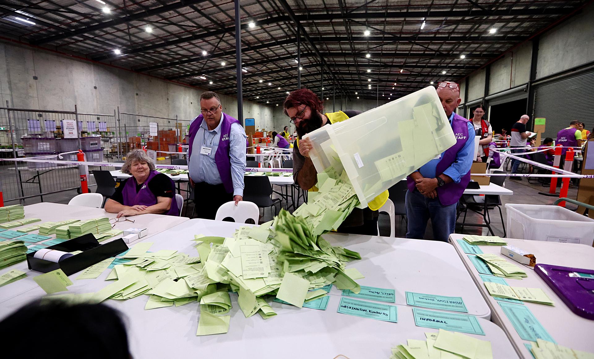 BRISBANE (Australia), 03/05/2025.- Australian Electoral Commission staff count votes during the 2025 federal election at OPC in Brisbane, Queensland, Australia, 03 May 2025. (Elecciones) EFE/EPA/JASON O'BRIEN NO ARCHIVING AUSTRALIA AND NEW ZEALAND OUT