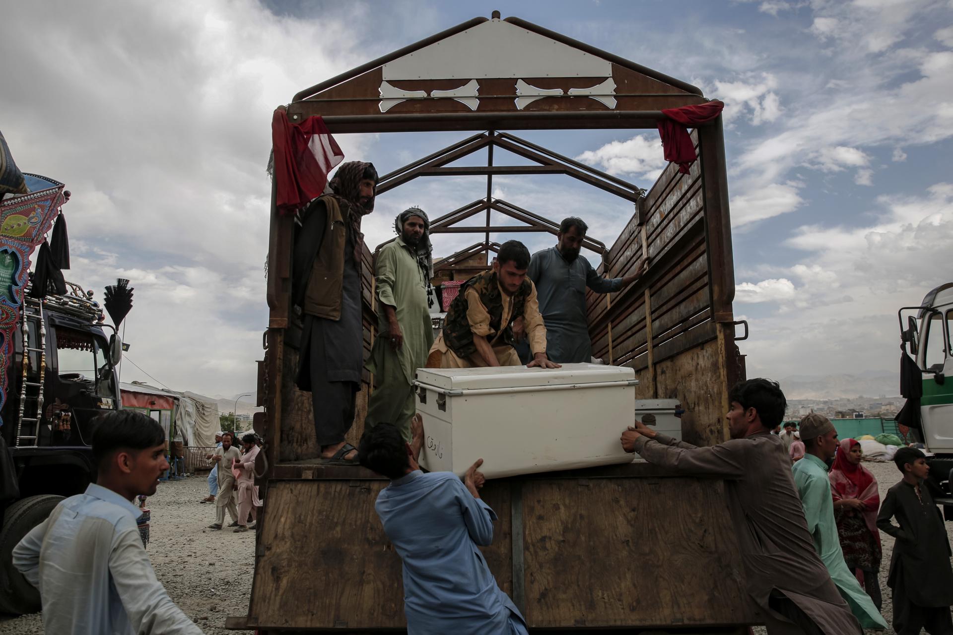 K Refugiados afganos, que han regresado de países vecinos, parten hacia sus provincias de origen después de un descanso en un refugio temporal en Kabul, Afganistán, 21 de mayo de 2025. El Ministerio de Refugiados y Repatriación informa que más de 170.000 refugiados afganos han sido deportados de países vecinos entre el 01 de abril y mayo de 2023, y la mayoría (128.000) proceden de Pakistán, seguidos de más de 43.000 de Irán y 1.322 de Turquía. Además, más de 3.300 presos afganos fueron liberados de cárceles pakistaníes durante este periodo. Muchos de los refugiados que regresan buscan un refugio permanente en Kabul, con un campamento de refugiados que actualmente acoge llegadas diarias de entre 800 y 1.000 personas. El ACNUR también indica que más de 280.000 afganos fueron deportados de Pakistán e Irán solo en abril. (Afganistán, Turquía) EFE/EPA/SAMIULLAH POPAL