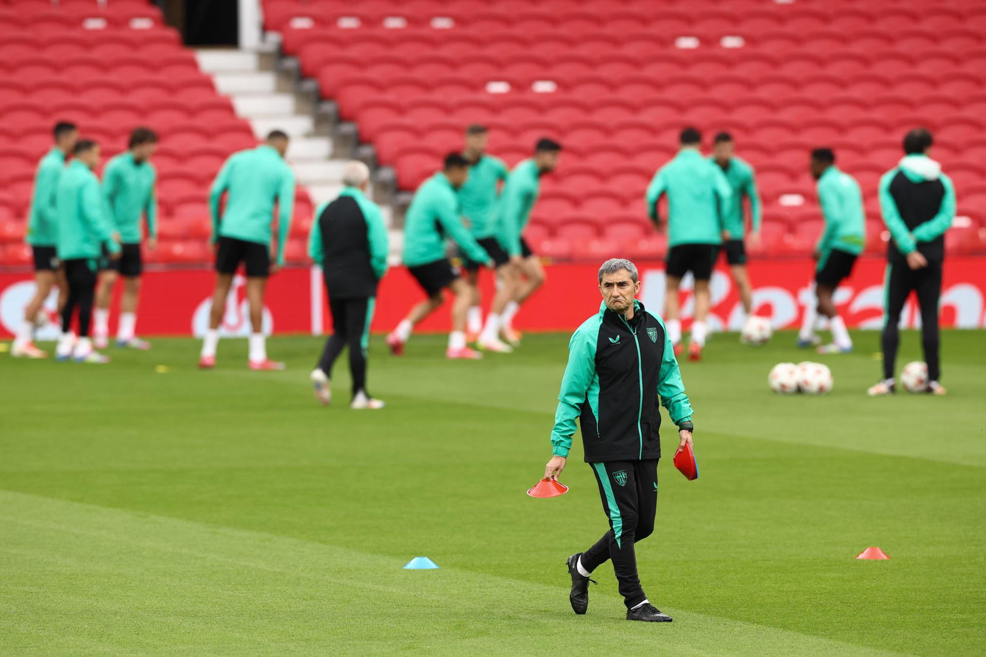 El entrenador del Athletic Bilbao Ernesto Valverde durante el entrenamiento en Old Trafford, Mánchester, Reino Unido. EFE/EPA/ADAM VAUGHAN