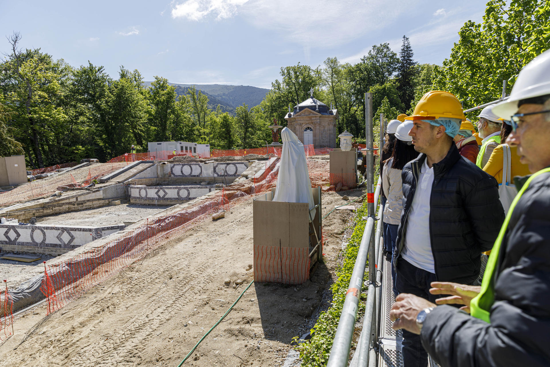 La emblemática Fuente de La Cascada, en el Palacio Real de La Granja (Segovia), se encuentra en proceso de restauración pese a lo cual abrirá al público, en visitas guiadas y gratuitas, para difundir los detalles de esa intervención y conocer desde otra perspectiva un rompecabezas de 4.300 piezas.Se trata de una iniciativa de la sociedad pública Patrimonio Nacional, con el lema ‘Abierto por restauración’, que ofrecerá una inmersión tanto técnica como histórica, han informado este jueves fuentes de la organización a través de una nota. EFE/ Pablo Martin