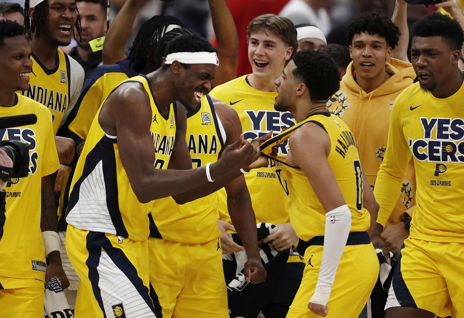 Pascal Siakam celebra con Tyrese Haliburton el triunfo de los Pacers ante los Cavaliers. EFE/EPA/DAVID MAXWELL
