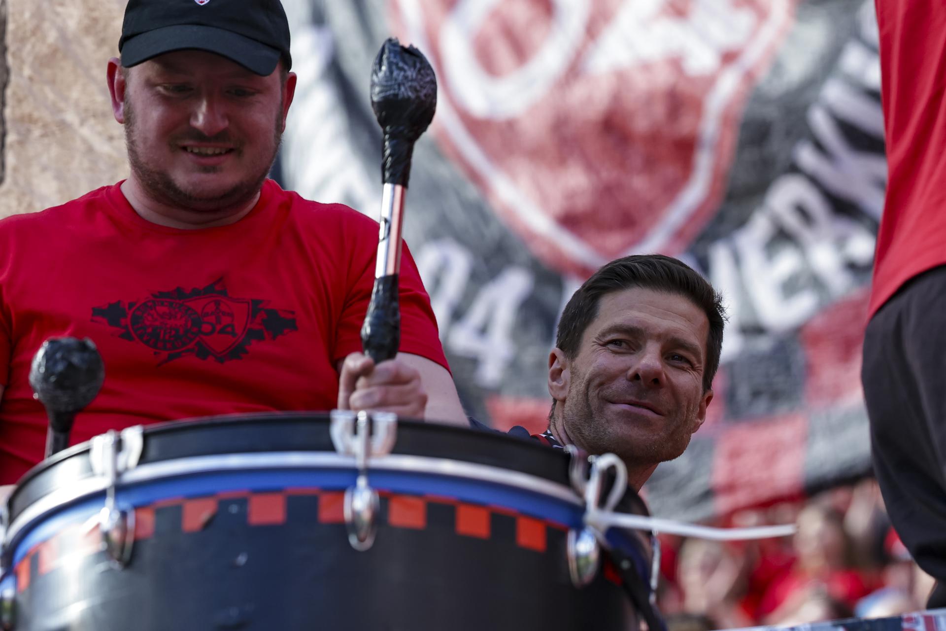 El entrenador del Leverkusen Xabi Alonso tras el partido que han jugado el Bayer 04 Leverkusen y el Borussia Dortmund en Leverkusen, Alemania. EFE/EPA/CHRISTOPHER NEUNDORF